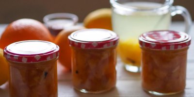 Pečený čaj naplňte do čistých sklenic