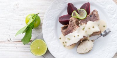 Křenová omáčka naservírovaná s hovězím a červenou řepou