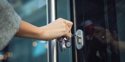 Plní si sny o vlastním bydlení stále více lidí, nebo za růst cen mohou spekulanti?