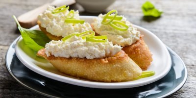 Křenová pomazánka namazaná na bagetě