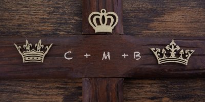 Nápis C + M + B na dveřích a tři koruny