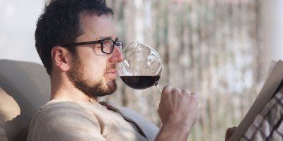 Pití alkoholu před očkováním na covid-19? Střídmé pití nevadí, říká exministr Primula