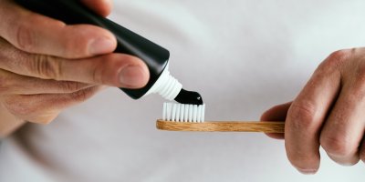 Zubní pasta z aktivního uhlí na kartáčku