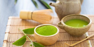 Miska s práškem matcha čaje, konvička a nálev v misce