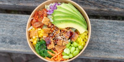 Poke bowl v papírové misce s tofu