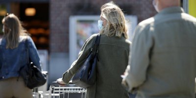 Dvoumetrové odstupy v obchodech už nebudou stačit. S příchodem nového koronaviru se bude zpřísňovat