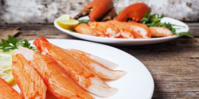 Surimi servírované na talířy