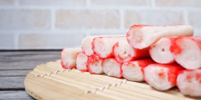 Krabí tyčinky vyskládané na podložce