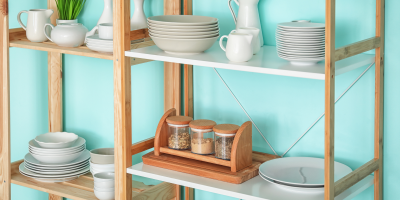 Levným řešením úložného prostoru mohou být stylové dřevěné regály