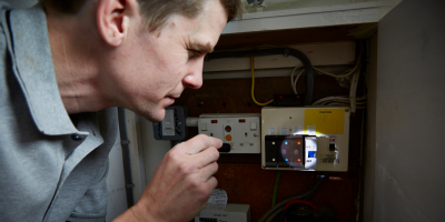 Oprava elektřiny svépomocí? Pokud není problém v pojistkách, raději se do ničeho sami nepouštějte