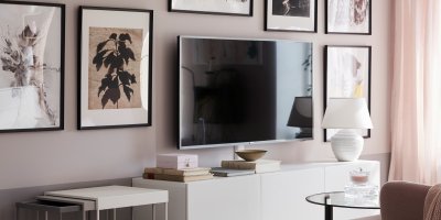 Nižší televizní stolek umožní vyniknout stylové nástěnné galerii