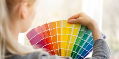 V hobby marketech si můžete na počkání nechat namíchat interiérovou barvu dle vlastních představ