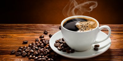 Šálek kávy a kávová zrna