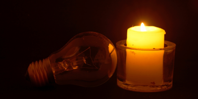 Náhradní zdroj světla mějte na správném místě – baterku, svíčky a klidně i náhradní žárovku