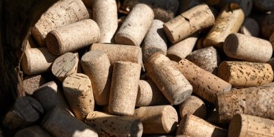 Hromada korků na víno