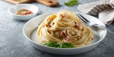 Talíř špaget se smetanou a šunkou