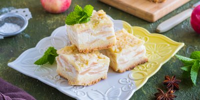 Dezert s jablky, zakysanou smetanou a krustou