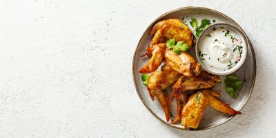 Talíř s kuřecími křídly a mističkou dipu