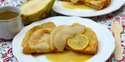 Palačinky s javorovým sirupem, plátky hrušek a citronem