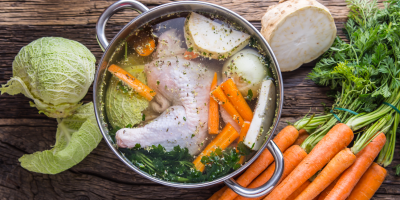 Na vývar potřebujete jen maso a zeleninu