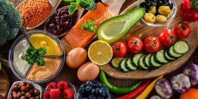 Zdravé potraviny – zelenina, ovoce, vejce, maso a luštěniny