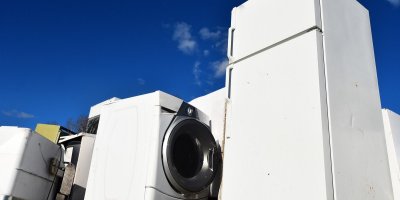 Staré spotřebiče na skládce.