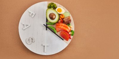 Hodiny, které říkají FAST s poskládanými kousky jídla