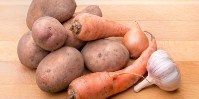 Brambory, cibule, česnek ani kořenová zelenina by neměly ve vaší spíži chybět