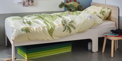 Postel, kterou je možné prodloužit ze 135 cm až na 205 cm. Dostupná také v ocelové variantě a v různých barvách