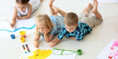 Vinylová podlaha se do dětského pokoje skvěle hodí. Odolná, na dotek teplá, snadno se udržuje a tlumí dupot