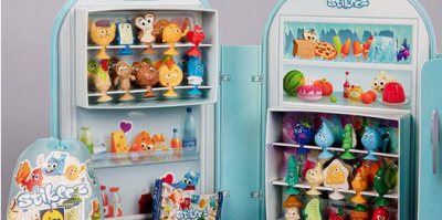 Sběratelské album nové edice Stikeez postaviček na motivy potravin je ve tvaru ledničky