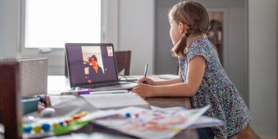 Déle než rok na distanční výuce: Jaký dopad má nejen na děti domácí učení?