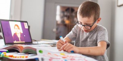 Déle než rok na distanční výuce: Jaký dopad má nejen na děti domácí učení?