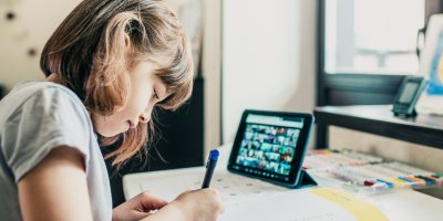 Déle než rok na distanční výuce: Jaký dopad má nejen na děti domácí učení?