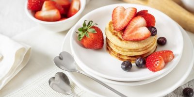 Lívance s borůvkami a jahodami ve tvaru srdce