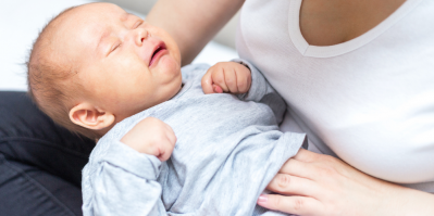 Trápí vaše miminko koliky? Vyhněte se těmto potravinám