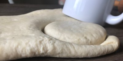 Vykrajovátkem nebo hrnkem vykrajujeme z těsta bochánky