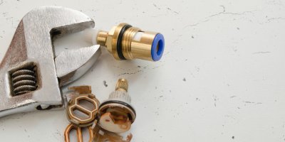 Problémy v koupelně? Sikovky do ruky a jde se na věc