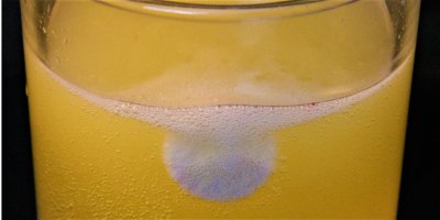 Aby se tablety dobře rozpouštěly, měly lákavou barvu a chuť, přidává se do nich uhličitan sodný, sladidla i azobarviva