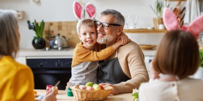 Malý chlapec objímá dědečka