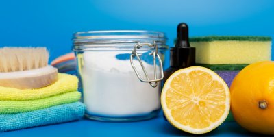 Základními surovinami pro efektivní a přírodní úklid celé domácnosti jsou ocet, jedlá soda, citrony a sůl