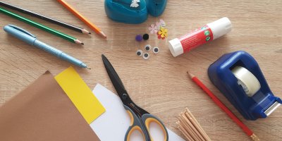 Barevné papíry, nůžky, lepidlo a další potřeby na výrobu velikonočních dekorací