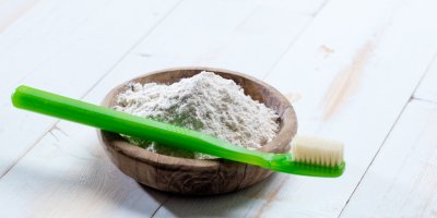 Jedlá soda pro bělejší zuby.