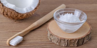 Jak si doma vybělit zuby? Co třeba kokosovým olejem!