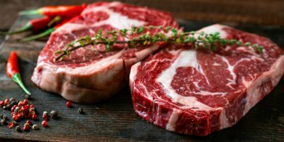 Čím výraznější má hovězí maso mramorování, tím šťavnatější a křehčí po upečení na grilu bude.