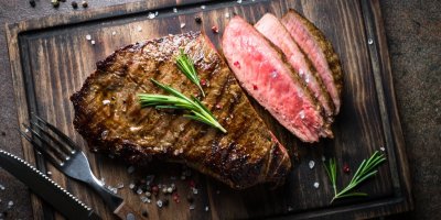 Kvalitní maso není potřeba nakládat do marinády nebo oleje, stačí ochutit solí, pepřem a bylinkami.