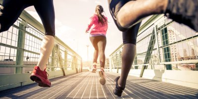 Běžící lidí na mostě