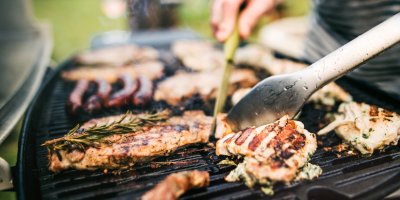Elektrický gril je snadné a levné řešení – jen pamatujte, že bez přívodu elektřiny ho nerozjedete.