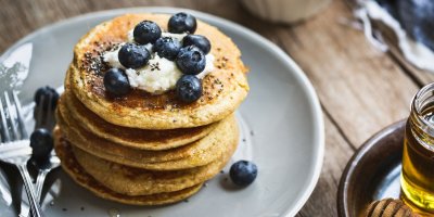Banánové lívance jsou dostatečně sladké i bez přidaného cukru a neobsahují žádnou mouku.