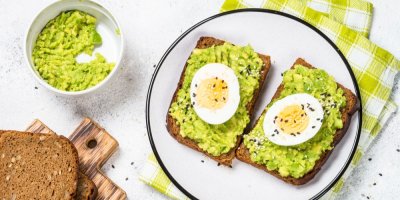 Tousty s avokádovou pomazánkou a s vajíčkem vařeným natvrdo